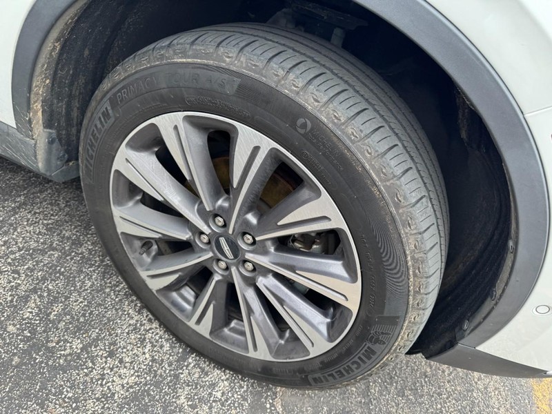 Lincoln Corsair Vehicle Full-screen Gallery Image 04