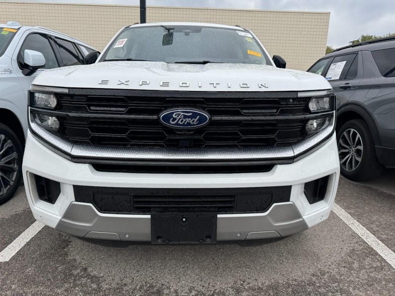 Ford Expedition Max Vehicle Full-screen Gallery Image 02