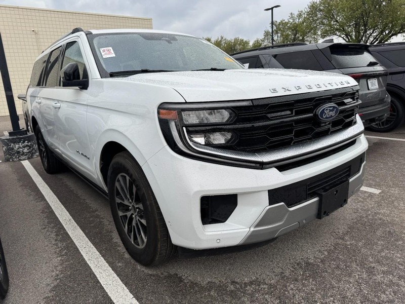 Ford Expedition Max Vehicle Full-screen Gallery Image 03