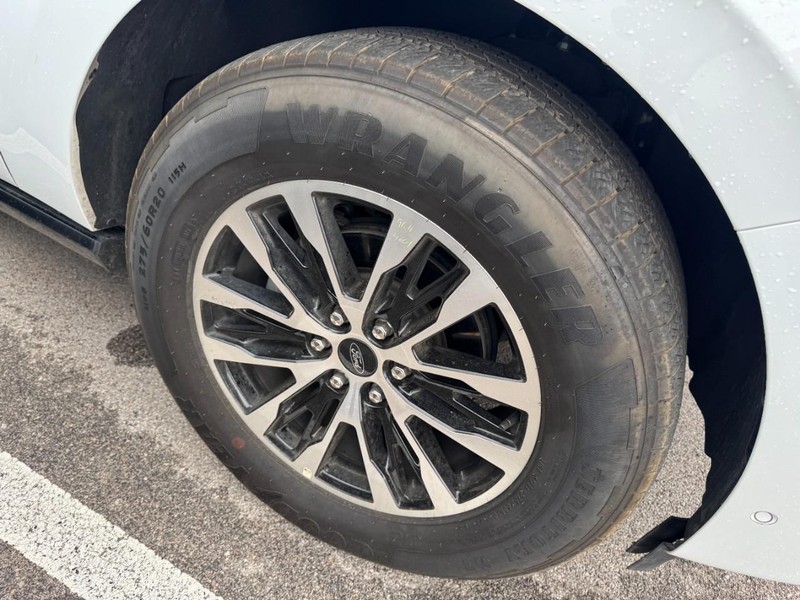 Ford Expedition Max Vehicle Full-screen Gallery Image 04