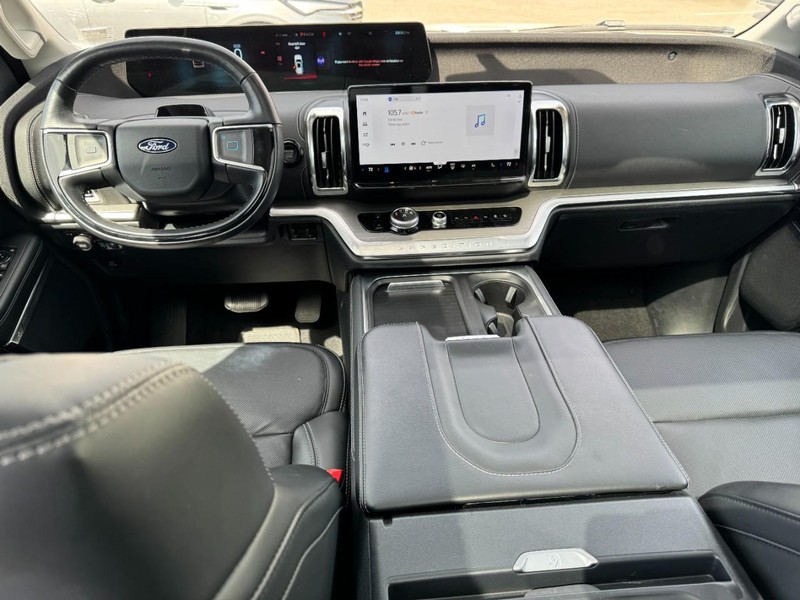 Ford Expedition Max Vehicle Full-screen Gallery Image 09