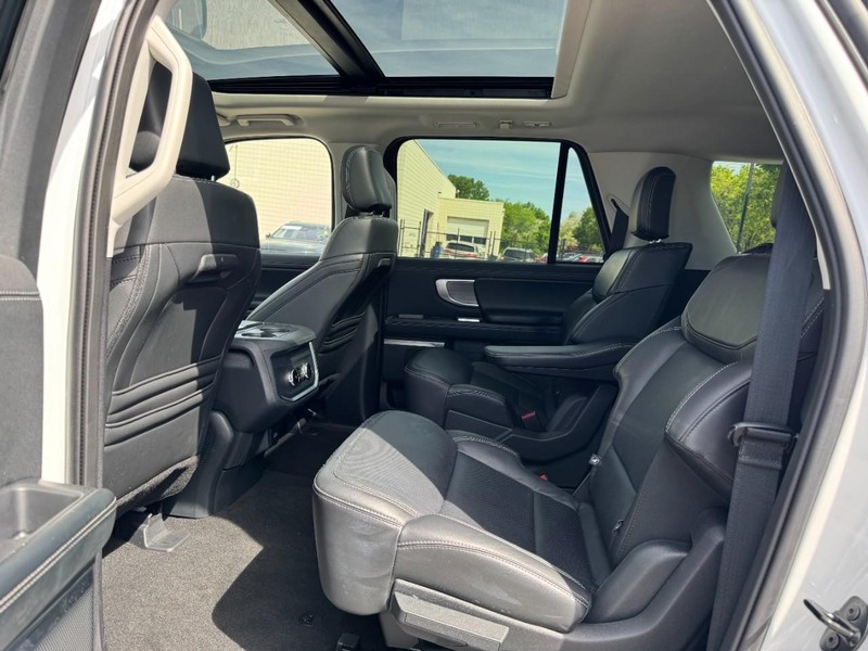 Ford Expedition Max Vehicle Full-screen Gallery Image 12