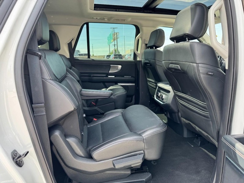 Ford Expedition Max Vehicle Full-screen Gallery Image 13