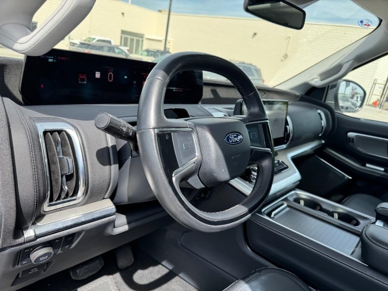 Ford Expedition Max Vehicle Full-screen Gallery Image 15