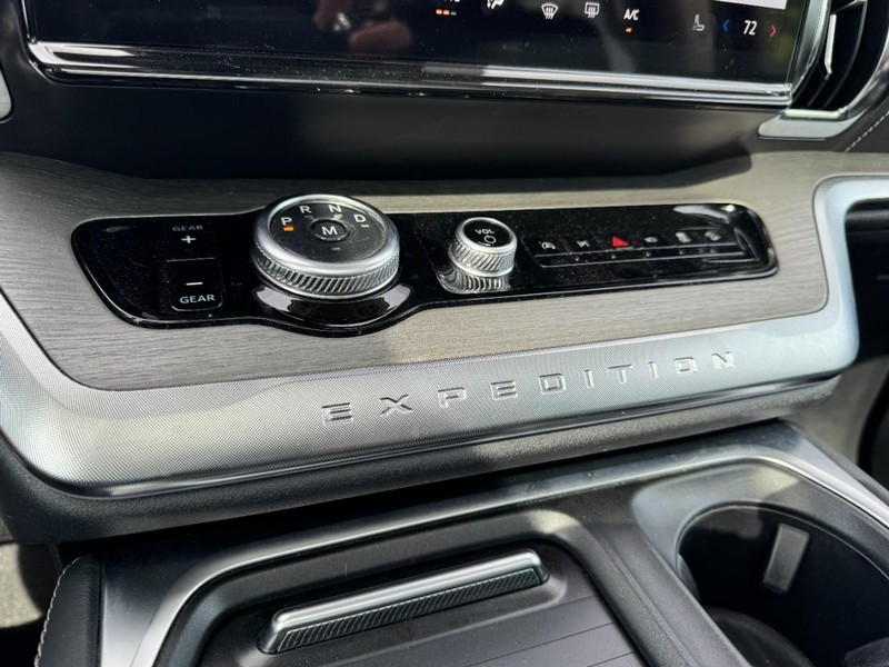 Ford Expedition Max Vehicle Full-screen Gallery Image 17