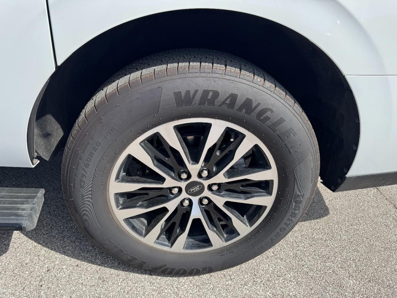 Ford Expedition Max Vehicle Full-screen Gallery Image 27