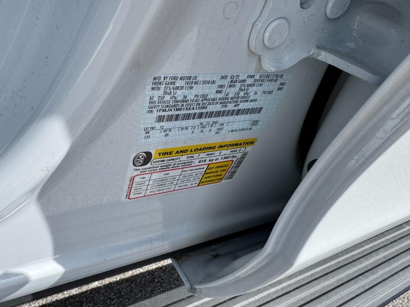 Ford Expedition Max Vehicle Full-screen Gallery Image 28