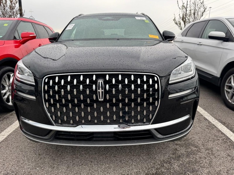 Lincoln Corsair Vehicle Full-screen Gallery Image 02