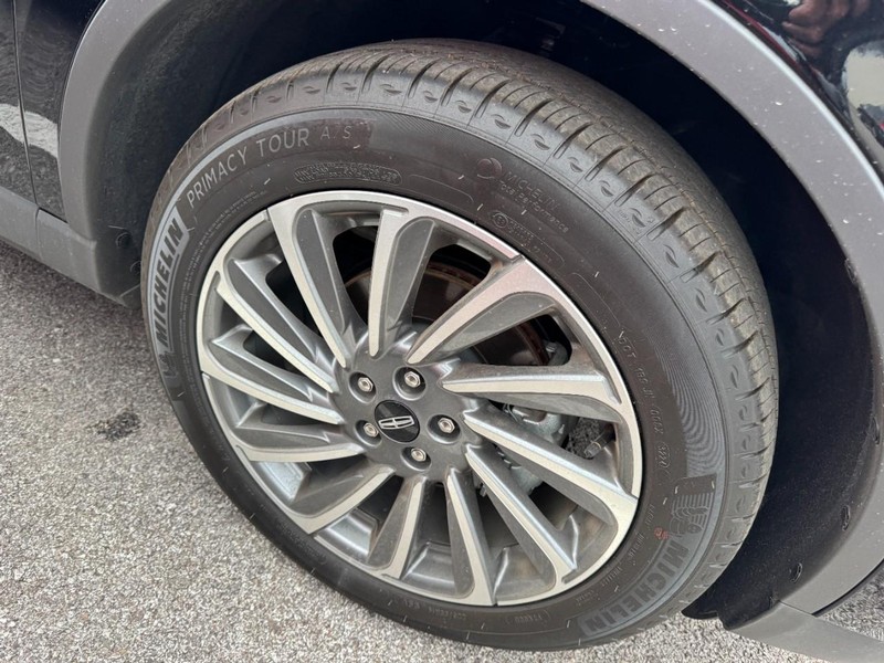 Lincoln Corsair Vehicle Full-screen Gallery Image 04