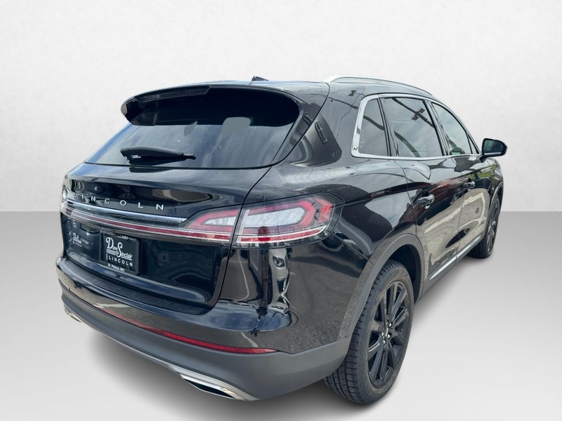 Lincoln Nautilus Vehicle Full-screen Gallery Image 05