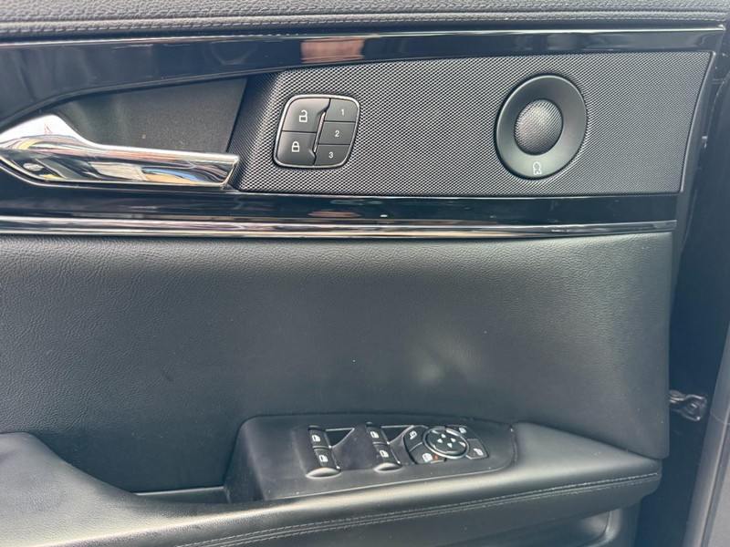 Lincoln Nautilus Vehicle Full-screen Gallery Image 25