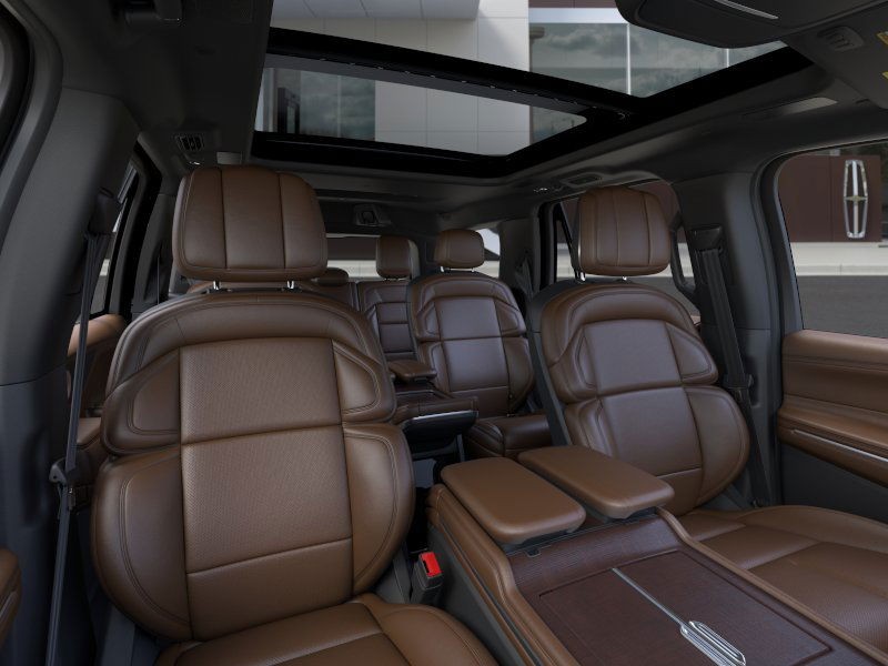 Lincoln Navigator Vehicle Full-screen Gallery Image 10