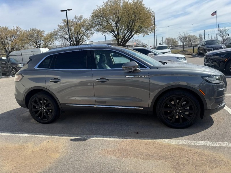 Lincoln Nautilus Vehicle Full-screen Gallery Image 03