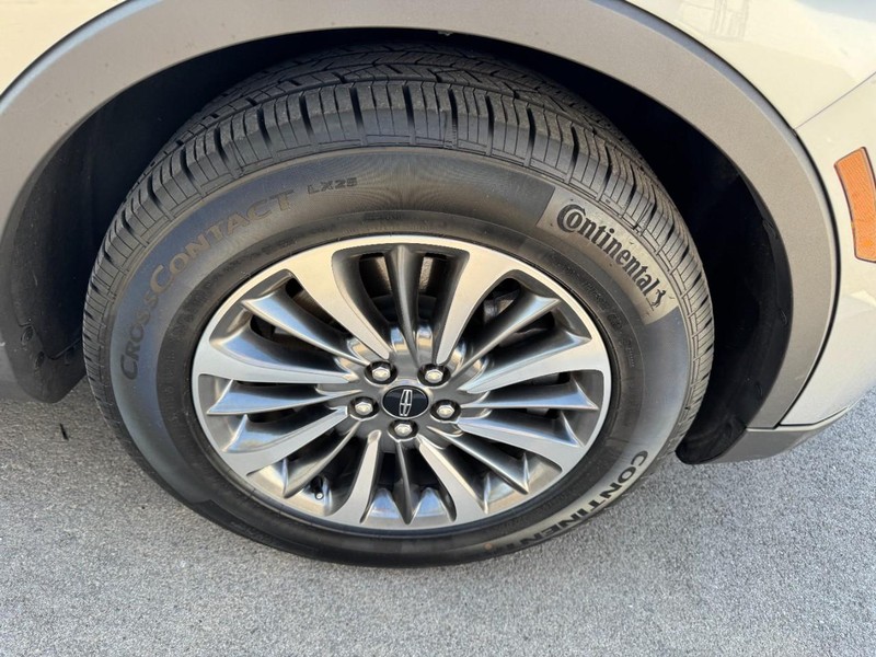 Lincoln Nautilus Vehicle Full-screen Gallery Image 04