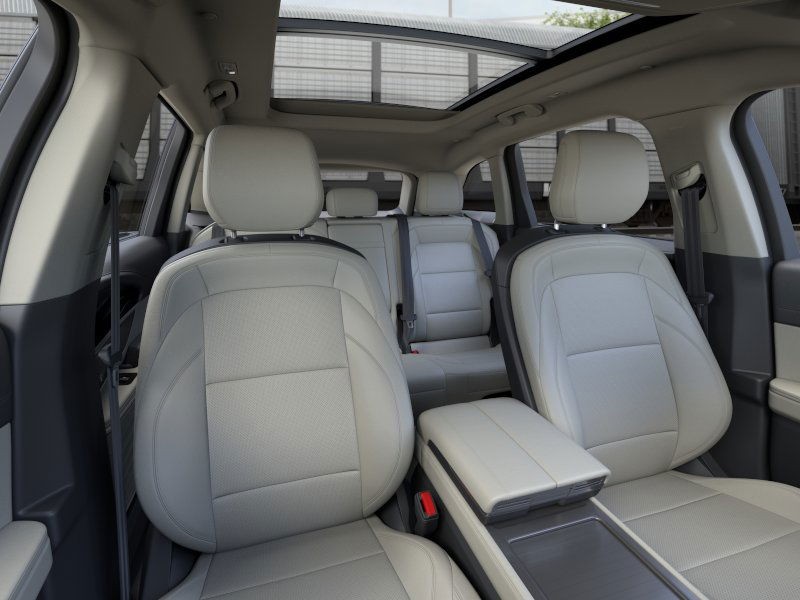 Lincoln Nautilus Vehicle Full-screen Gallery Image 10