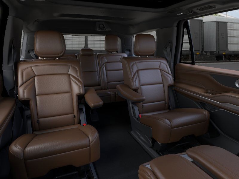 Lincoln Navigator Vehicle Full-screen Gallery Image 11