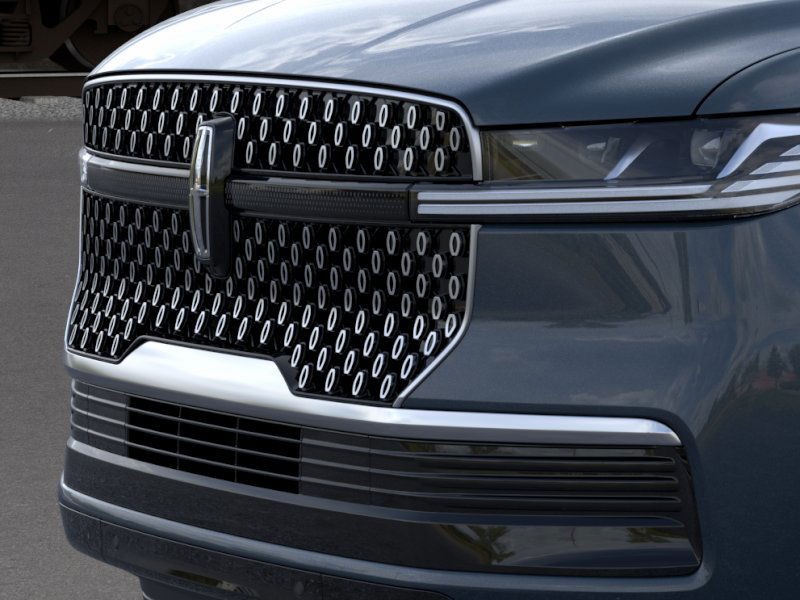Lincoln Navigator Vehicle Full-screen Gallery Image 17