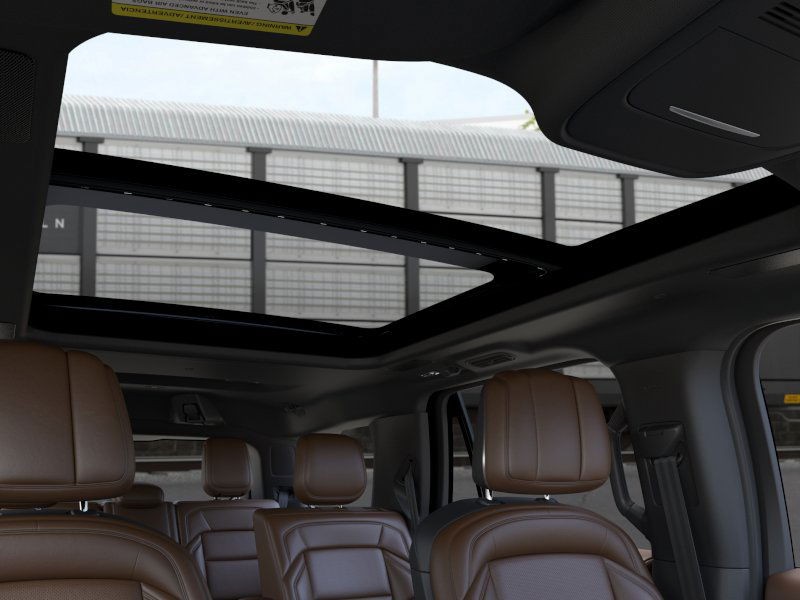 Lincoln Navigator Vehicle Full-screen Gallery Image 22