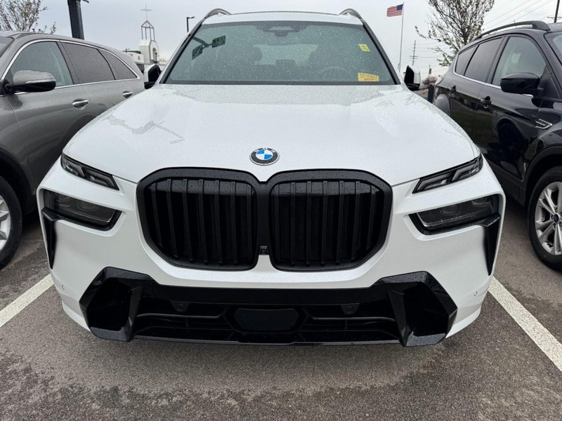 BMW X7 Vehicle Full-screen Gallery Image 02