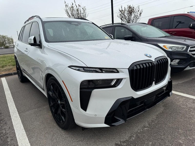 BMW X7 Vehicle Full-screen Gallery Image 03