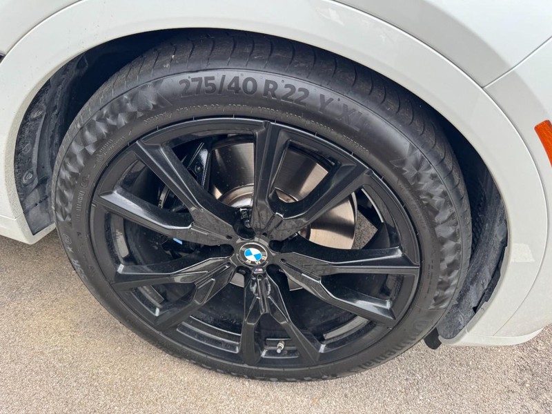 BMW X7 Vehicle Full-screen Gallery Image 04