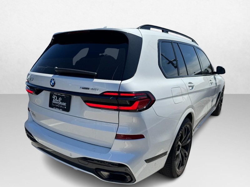 BMW X7 Vehicle Full-screen Gallery Image 05