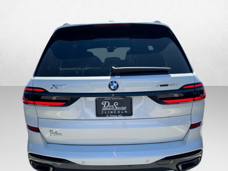 BMW X7 Vehicle Full-screen Gallery Image 06
