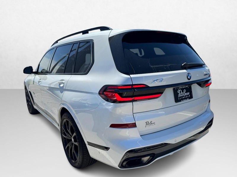 BMW X7 Vehicle Full-screen Gallery Image 07