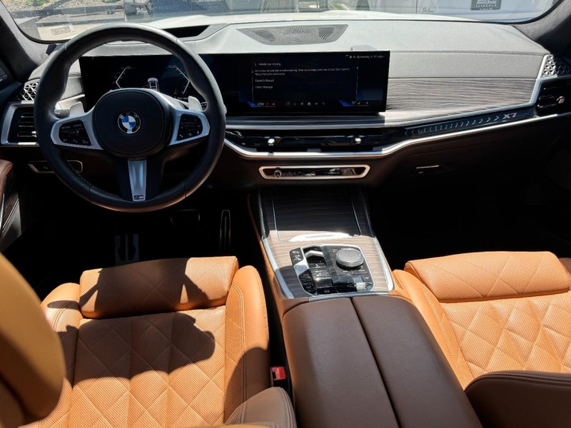 BMW X7 Vehicle Full-screen Gallery Image 09
