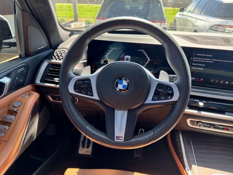 BMW X7 Vehicle Full-screen Gallery Image 10