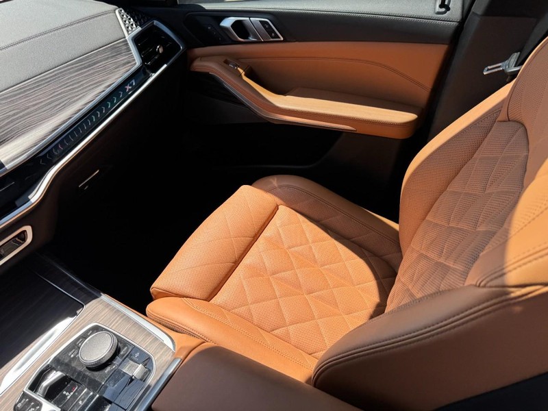 BMW X7 Vehicle Full-screen Gallery Image 11