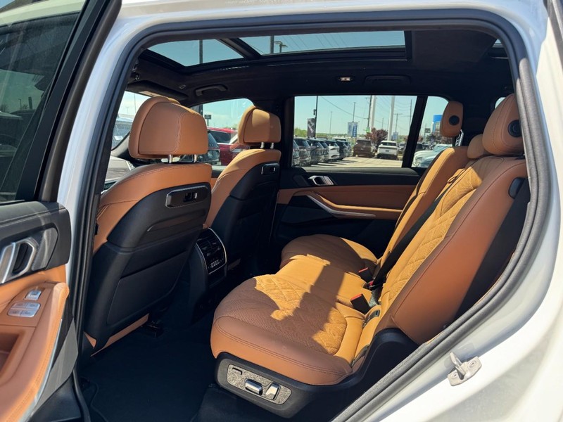 BMW X7 Vehicle Full-screen Gallery Image 12