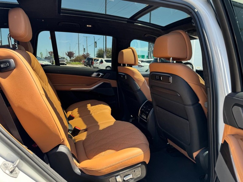 BMW X7 Vehicle Full-screen Gallery Image 13
