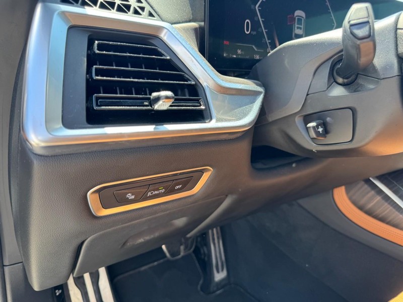 BMW X7 Vehicle Full-screen Gallery Image 14