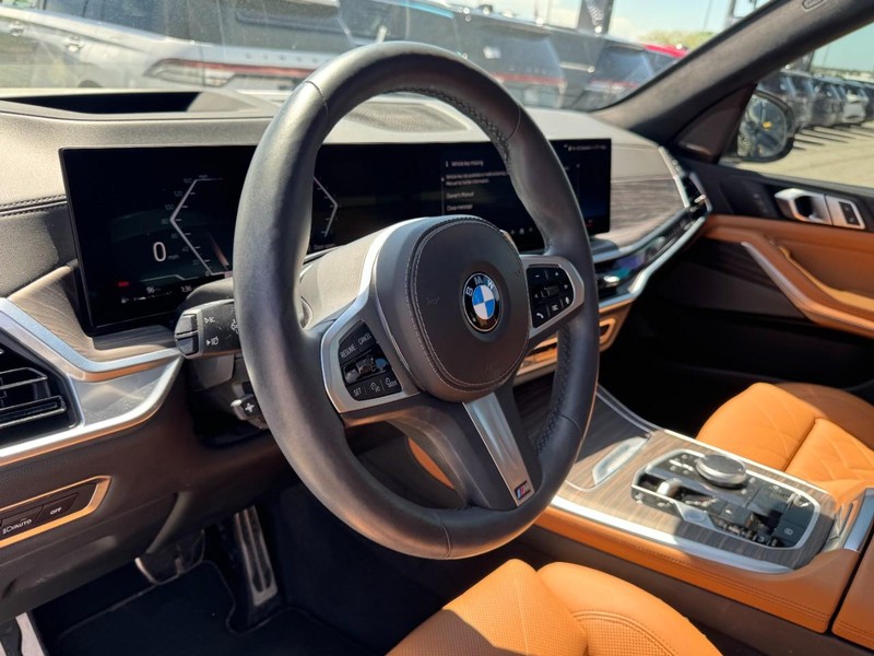 BMW X7 Vehicle Full-screen Gallery Image 15