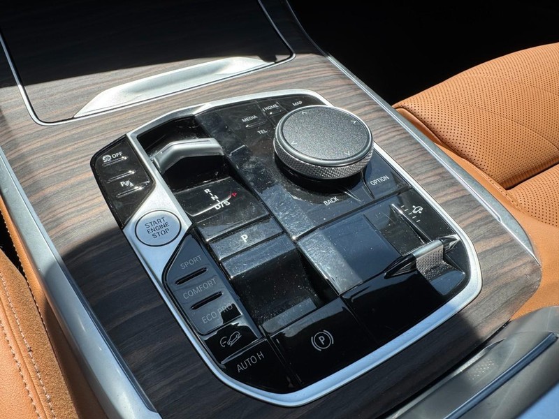 BMW X7 Vehicle Full-screen Gallery Image 17