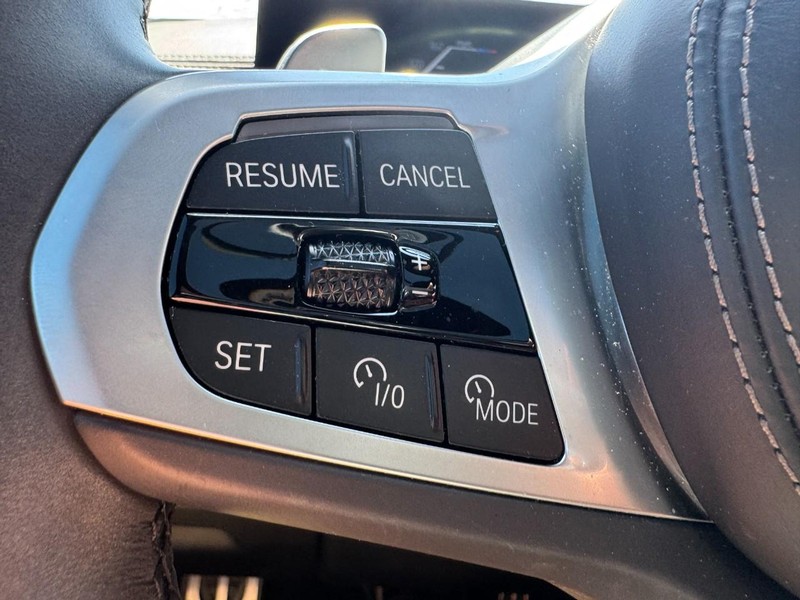 BMW X7 Vehicle Full-screen Gallery Image 18