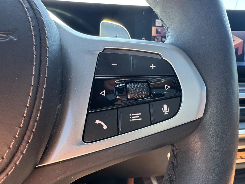 BMW X7 Vehicle Full-screen Gallery Image 19