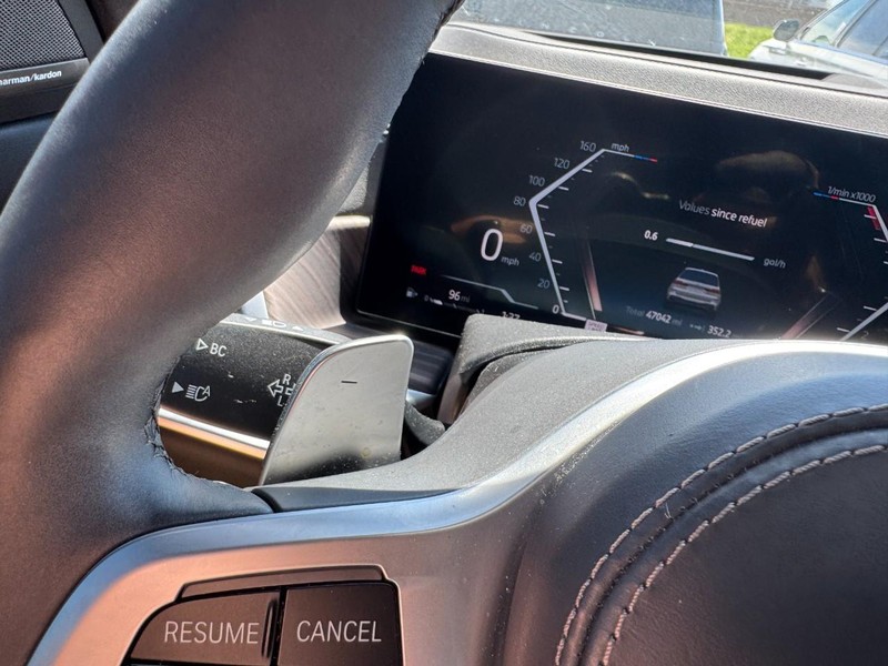 BMW X7 Vehicle Full-screen Gallery Image 20