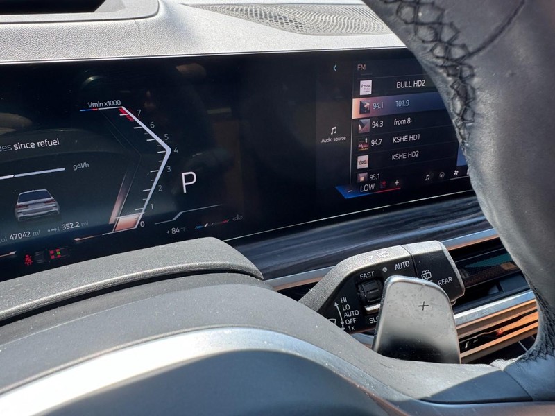 BMW X7 Vehicle Full-screen Gallery Image 21
