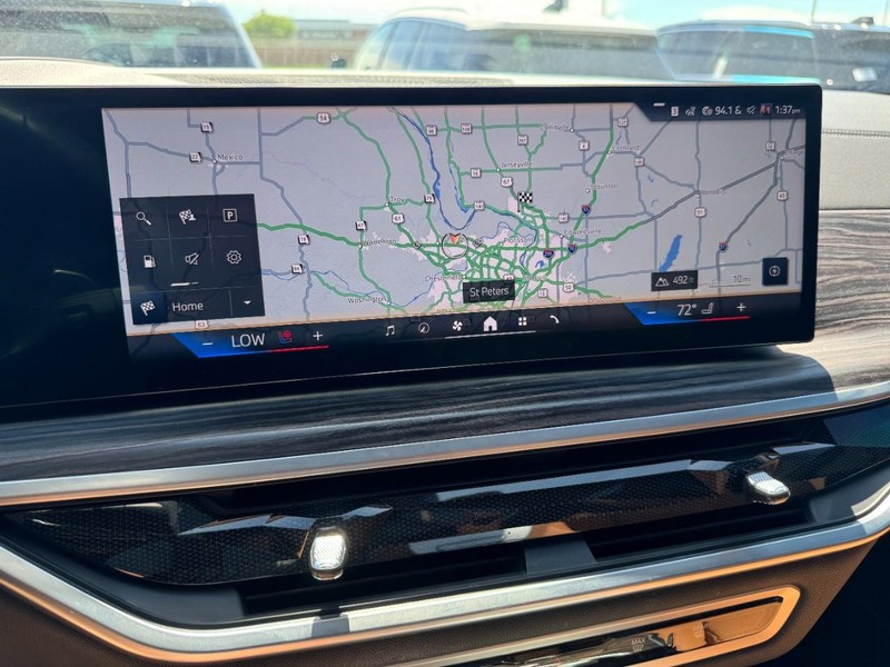 BMW X7 Vehicle Full-screen Gallery Image 23