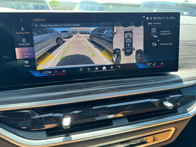 BMW X7 Vehicle Full-screen Gallery Image 24