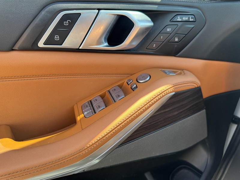 BMW X7 Vehicle Full-screen Gallery Image 25