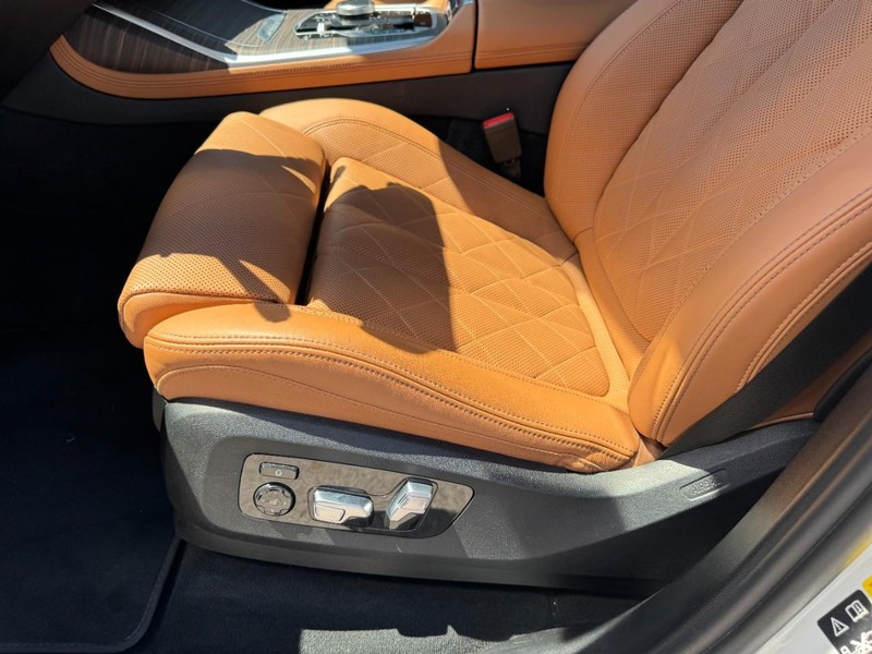 BMW X7 Vehicle Full-screen Gallery Image 26