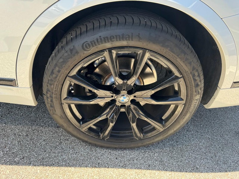 BMW X7 Vehicle Full-screen Gallery Image 27