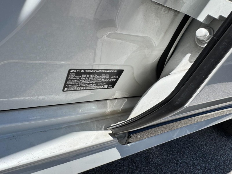 BMW X7 Vehicle Full-screen Gallery Image 28