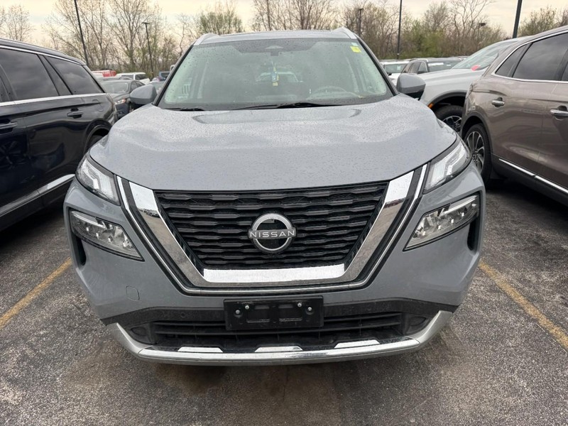 Nissan Rogue Vehicle Full-screen Gallery Image 02