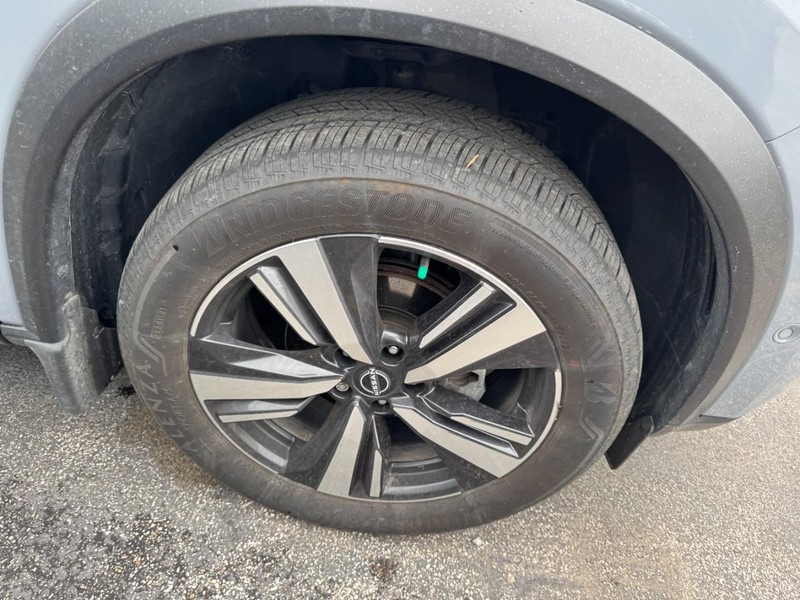 Nissan Rogue Vehicle Full-screen Gallery Image 04