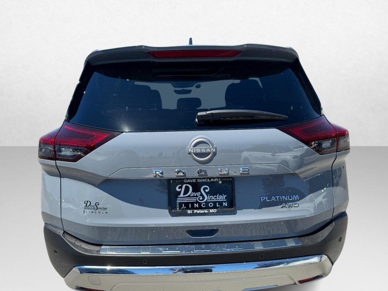 Nissan Rogue Vehicle Full-screen Gallery Image 06