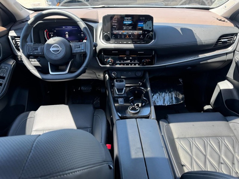 Nissan Rogue Vehicle Full-screen Gallery Image 09